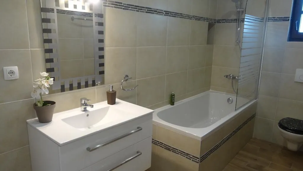 Villa Cecilia - 4 Bedrooms, 4 Bathrooms, Heated Inside Pool, Gym Lakmartin