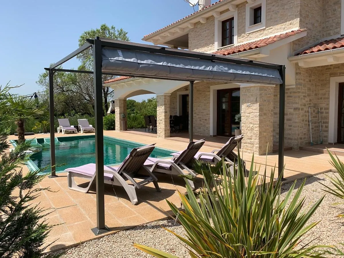 Villa Cecilia - 4 Bedrooms, 4 Bathrooms, Heated Inside Pool, Gym Lakmartin