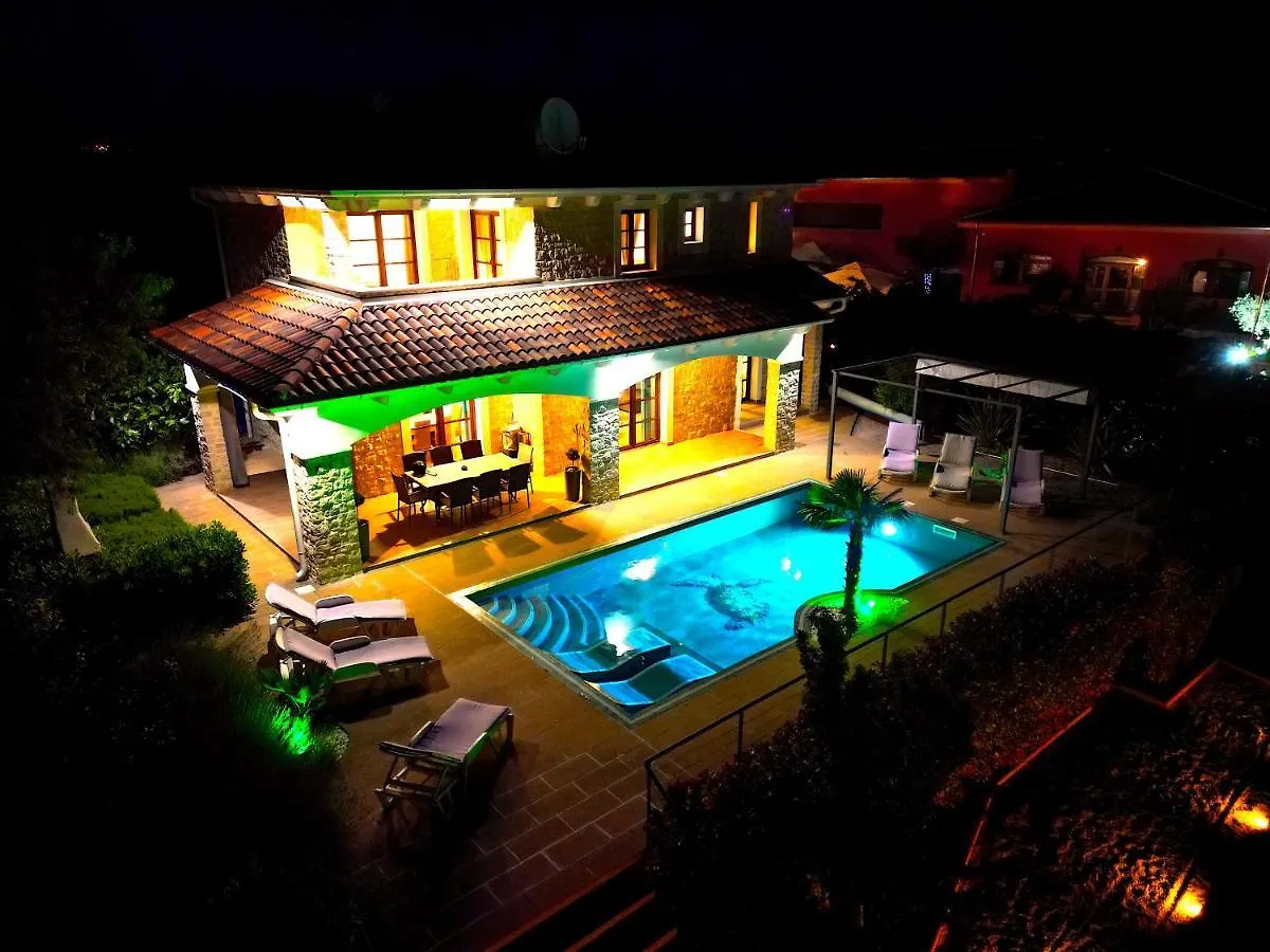Villa Cecilia - 4 Bedrooms, 4 Bathrooms, Heated Inside Pool, Gym Lakmartin