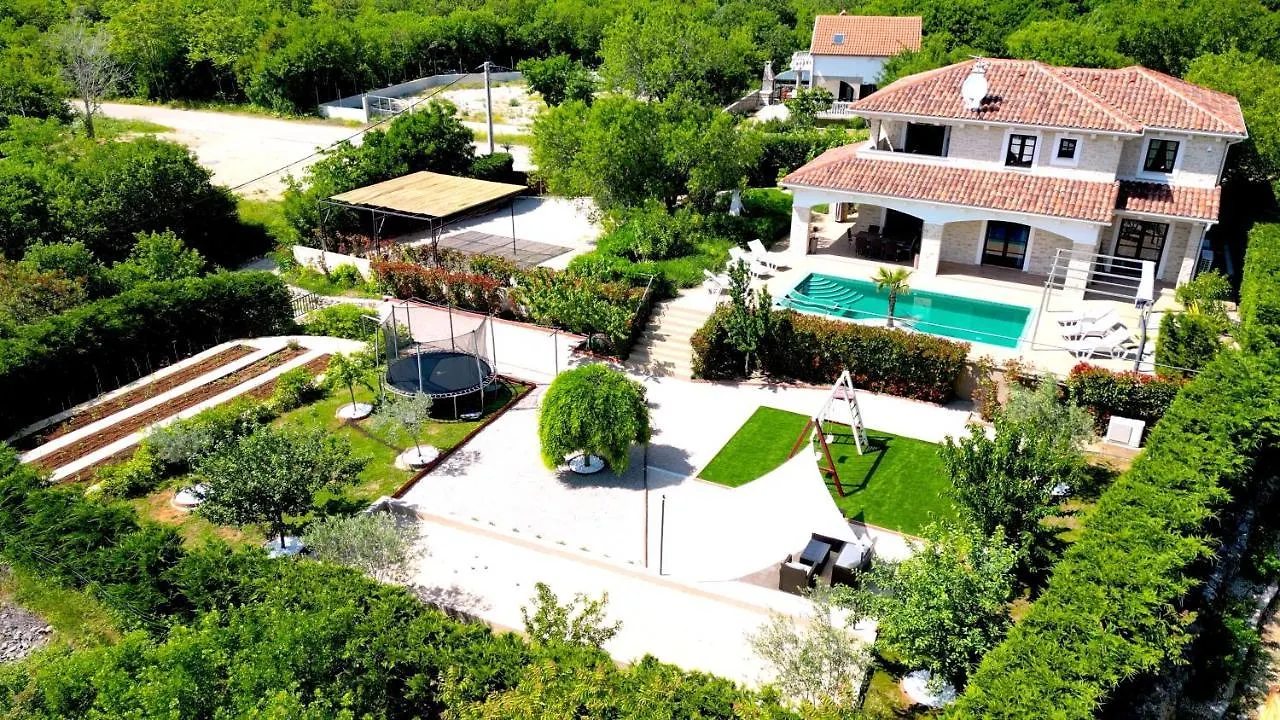 Villa Cecilia - 4 Bedrooms, 4 Bathrooms, Heated Inside Pool, Gym Lakmartin Croatie