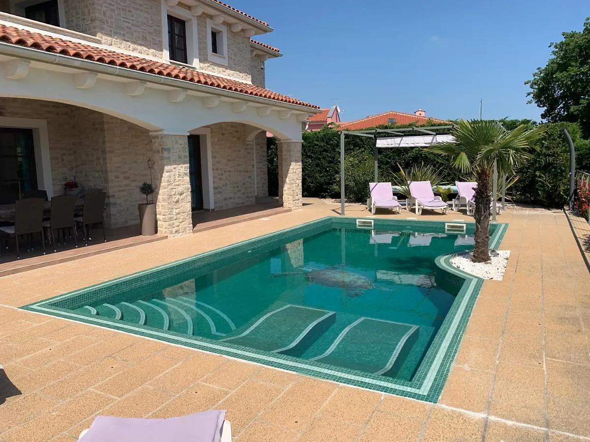 Villa Cecilia - 4 Bedrooms, 4 Bathrooms, Heated Inside Pool, Gym Lakmartin 0*,