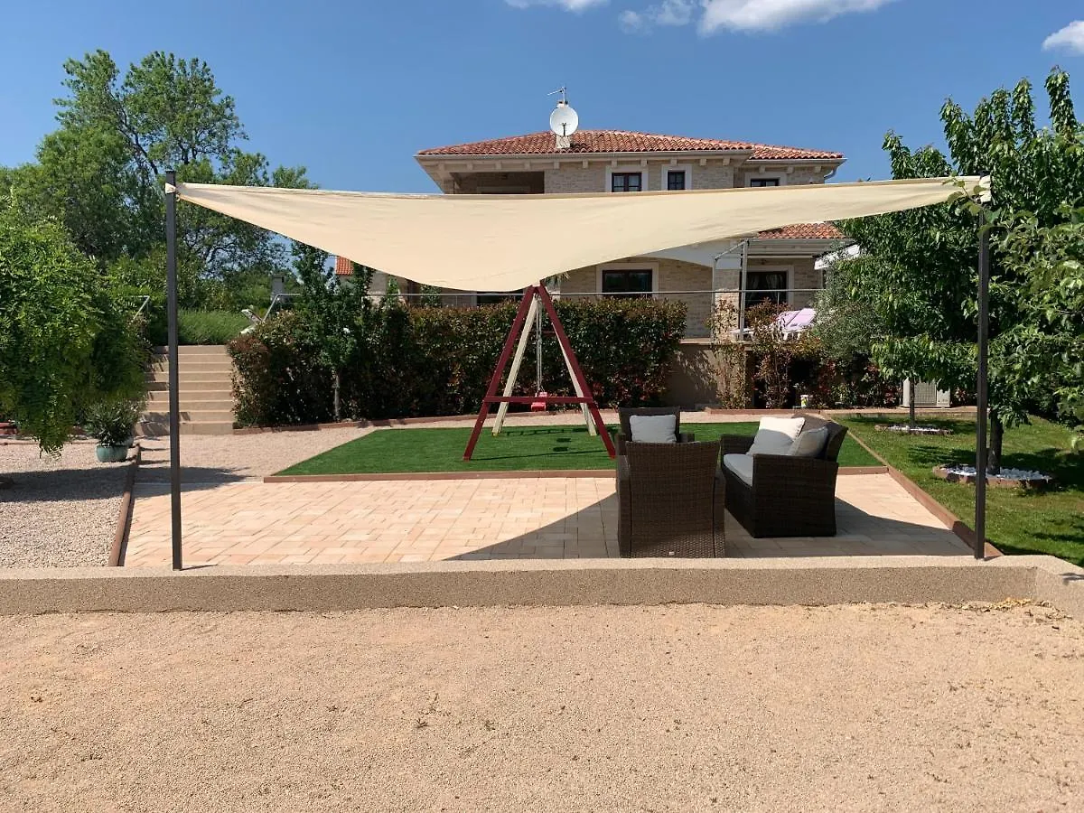 Villa Cecilia - 4 Bedrooms, 4 Bathrooms, Heated Inside Pool, Gym Lakmartin