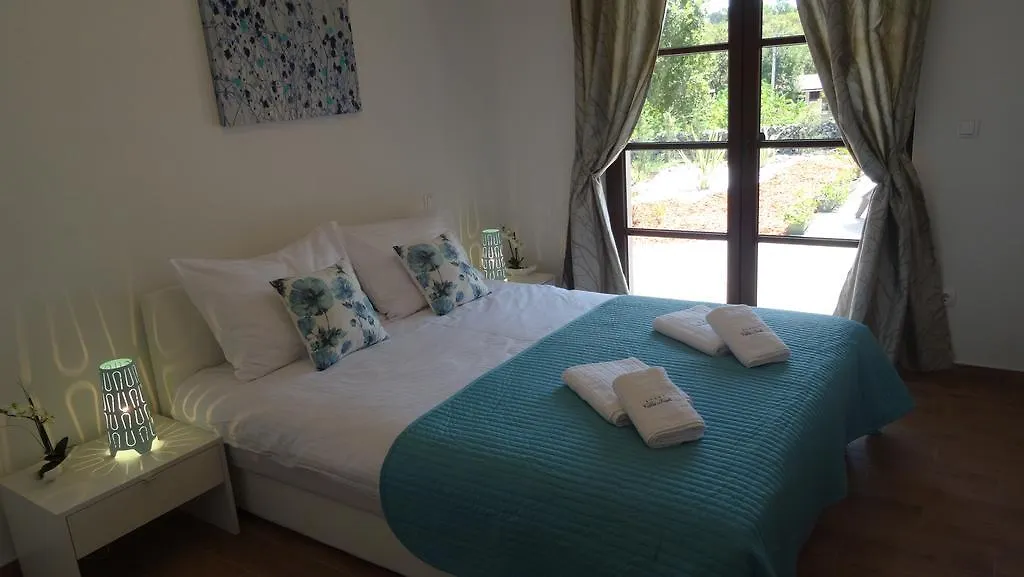 Villa Cecilia - 4 Bedrooms, 4 Bathrooms, Heated Inside Pool, Gym Lakmartin
