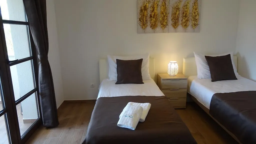 Villa Cecilia - 4 Bedrooms, 4 Bathrooms, Heated Inside Pool, Gym Lakmartin